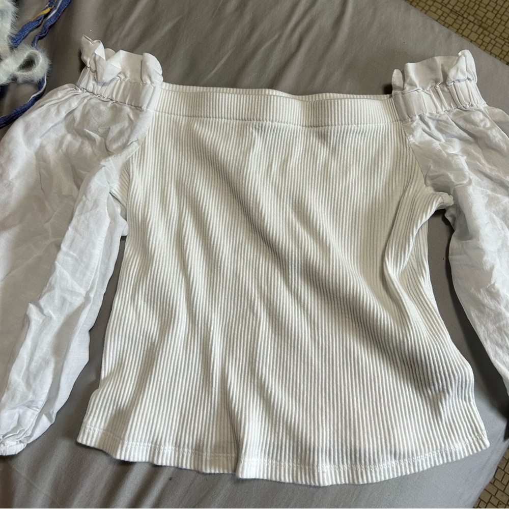 WHITE OFF SHOULDERS TOP